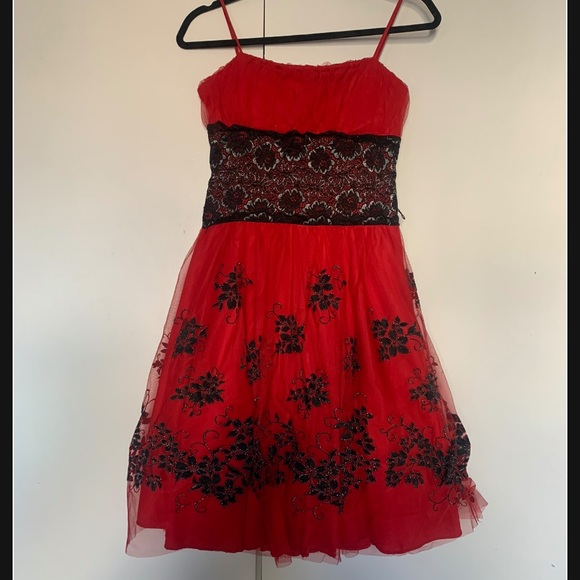 Dresses & Skirts - Spaghetti strapped red dress
